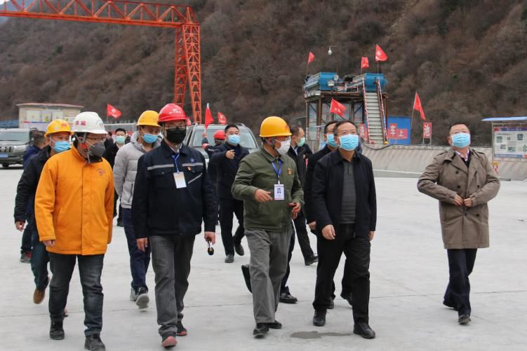 四川省副省長、黨組成員楊洪波在九綿高速LJ9項(xiàng)目調(diào)研疫情防控和復(fù)工復(fù)產(chǎn)情況