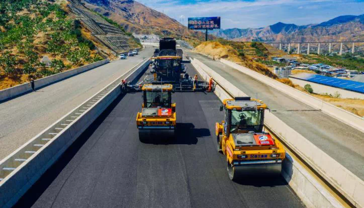 全球首次！無人駕駛壓路機成群結(jié)隊“上路”！