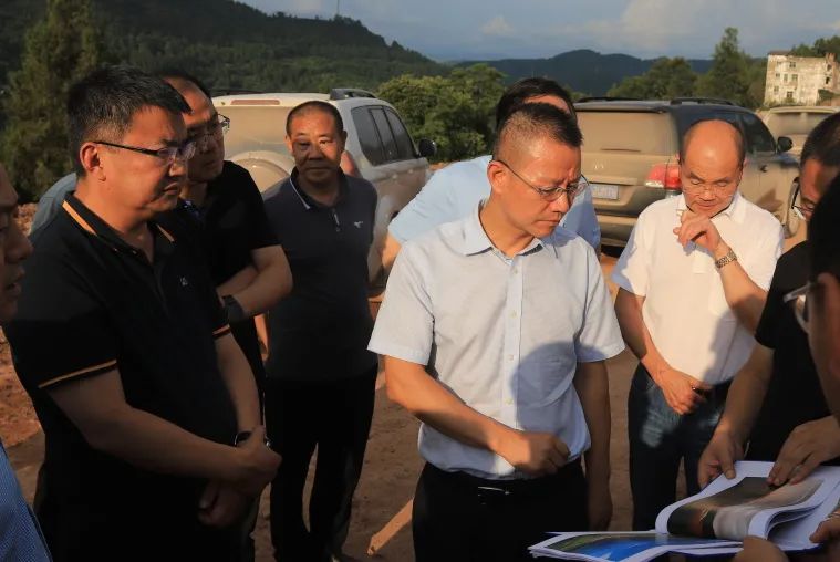 四川省交通運輸廳黨組成員、總工程師王茂奎到鎮(zhèn)廣高速王通段A1合同段調(diào)研