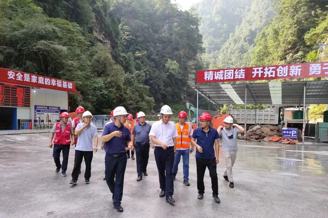四川路橋黨委委員、紀(jì)委書記朱年紅赴宜金高速公路XJ6項(xiàng)目檢查指導(dǎo)工作