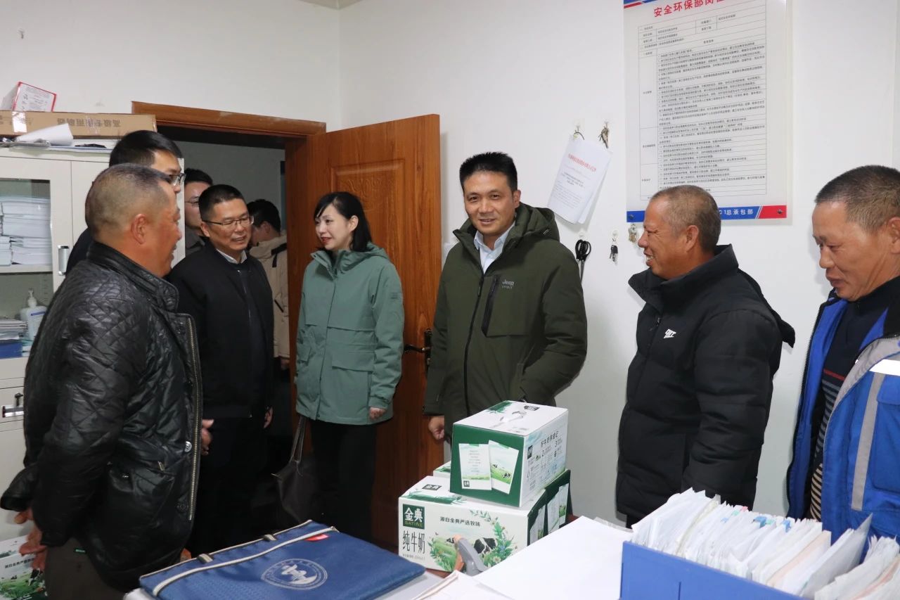 四川路橋黨委委員、董事、工會主席朱年紅赴川交公司項目一線開展“冬送溫暖”慰問活動