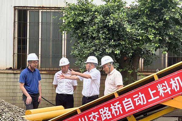 川交公司黨委書(shū)記、董事長(zhǎng)杜江林到S11線拌合站自動(dòng)上料系統(tǒng)疲勞實(shí)驗(yàn)現(xiàn)場(chǎng)指導(dǎo)工作