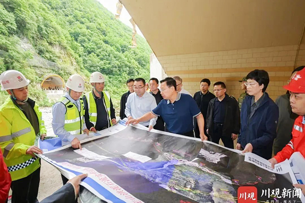 王曉暉施小琳現(xiàn)場指導康定姑咱“8·03”山洪泥石流災害救援處置工作時強調：想一切辦法盡一切努力，千方百計搜救失聯(lián)人員